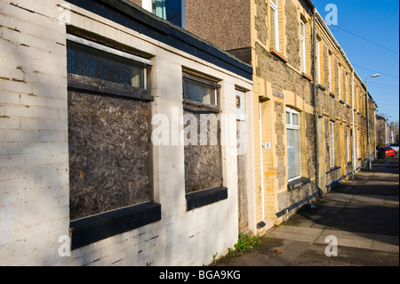 Barricadèrent corner shop local sur l'extrémité de la terrasse de maisons à Newport South Wales UK Banque D'Images