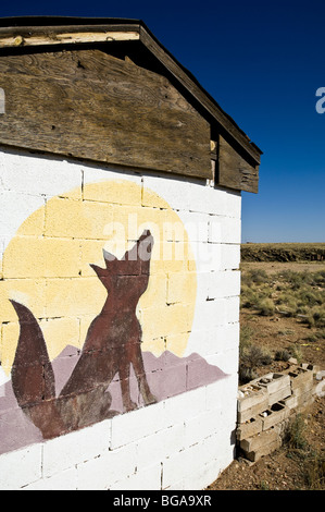 Peinture murale sur le mur d'un bâtiment abandonné dans la ville fantôme de deux fusils, Arizona. Banque D'Images