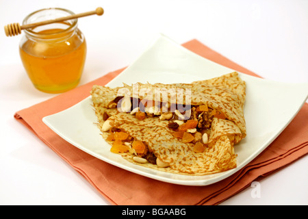 Crêpes au miel et fruits secs. Recette disponible. Banque D'Images