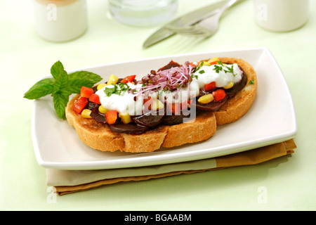 Pain grillé avec des légumes. Recette disponible. Banque D'Images