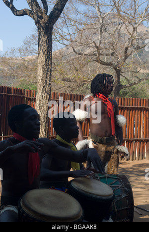 Danse swazi. Mantenga Cultural Village, au Swaziland Banque D'Images