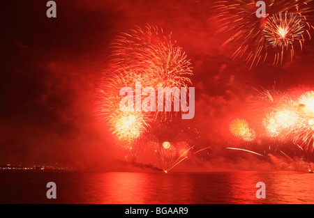 D'artifice aller au-dessus de la baie de Doha pour marquer la Journée nationale du Qatar 2009, avec l'Ouest l'horizon de la baie juste visible Banque D'Images