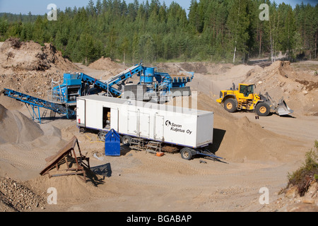 L'extraction du sable et du gravier et de l'équipement de concasseur de roches au fond d'un bac à sable , Finlande Banque D'Images