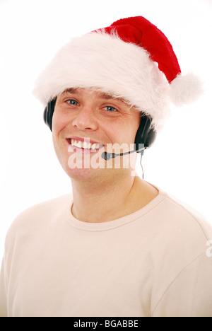 Young man wearing a Santa hat travaillant dans un bureau Banque D'Images