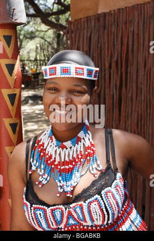 Jeune fille zoulou happy smiling smiling. robe traditionnelle beady. Close up portrait. Village de Lesedi, Afrique du Sud, Novembre 2009 Banque D'Images