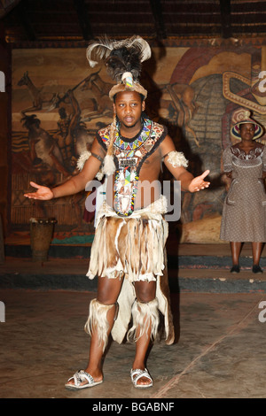 Jeune homme zoulou & danse groupe beady traditionnelles robe. Close up tirer. Village de Lesedi, Afrique du Sud, Novembre 2009 Banque D'Images