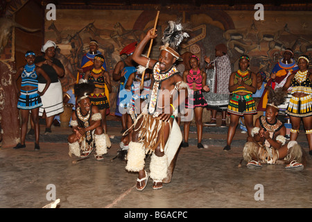 Jeune homme zoulou & danse groupe beady traditionnelles robe. Close up tirer. Village de Lesedi, Afrique du Sud, Novembre 2009 Banque D'Images