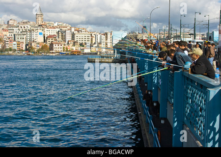 Les sections locales La pêche au large du pont de Galata à Istanbul Turquie Banque D'Images