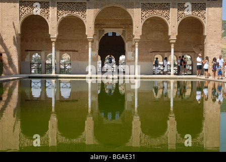 Visiteurs à l'open portique de Torre de las Damas, Tour des Dames, Partal, l'Alhambra, Grenade, Andalousie, Espagne Banque D'Images