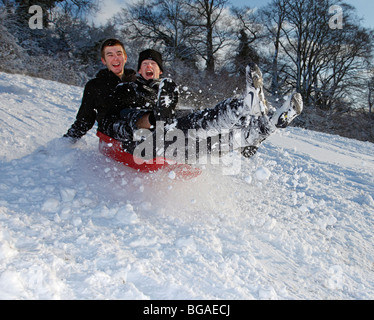 Deux adolescents de la luge. Banque D'Images