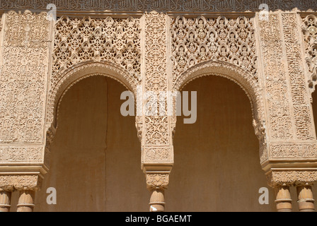 Détails en stuc dans la Cour des Lions, le Palais de l'Alhambra, Grenade, Andalousie, Espagne Banque D'Images
