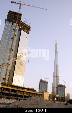 Le grand bâtiment étroit vers la droite est la Burj Tower, le plus haut bâtiment du monde à 818 m (2 684 ft), à Dubaï (Émirats arabes unis. Banque D'Images