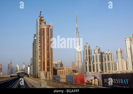 Les bâtiments de grande hauteur dans le centre financier de Dubaï. Le bâtiment est haute et étroite la Burj Tower, le plus haut bâtiment du monde. Banque D'Images