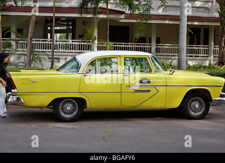 1955 Chrysler Desoto vintage American salon de voiture en jaune Banque D'Images