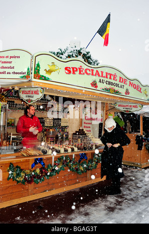 Paris, France, Femme vacances Shopping, chocolats, tempête de neige hivernale, marché de Noël, marché de Noel, Stall, shopping alimentaire de noël Banque D'Images