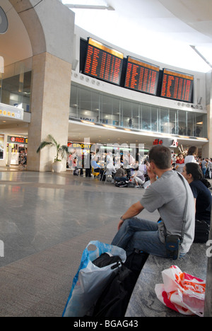 Israël, l'aéroport international Ben Gourion, les passagers en attente de leur vol dans la salle d'embarquement Banque D'Images