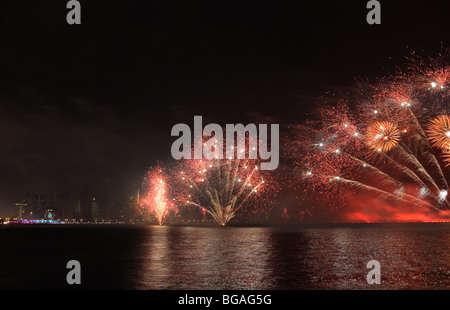 D'artifice aller au-dessus de la baie de Doha pour marquer la Journée nationale du Qatar 2009 Banque D'Images