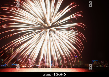 D'artifice aller au-dessus de la baie de Doha pour marquer la Journée nationale du Qatar 2009 Banque D'Images