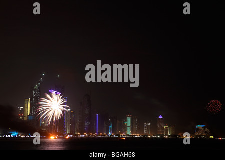 D'artifice aller au-dessus de la baie de Doha pour marquer la Journée nationale du Qatar 2009 Banque D'Images