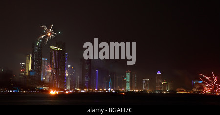 D'artifice aller au-dessus de la baie de Doha pour marquer la Journée nationale du Qatar 2009 Banque D'Images