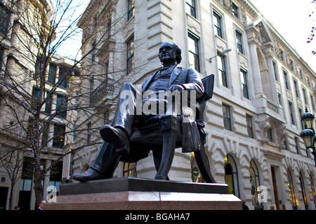 Statue de George Peabody banquier et philanthrope du 19e siècle dans la ville de London UK Banque D'Images