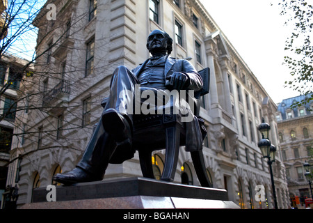 Statue de George Peabody banquier et philanthrope du 19e siècle dans la ville de London UK Banque D'Images