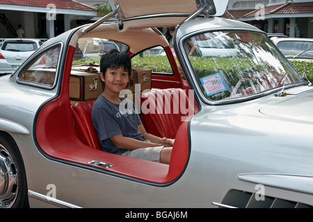 Mercedes 300SL Gullwing avec jeune passager et vue intérieure Banque D'Images