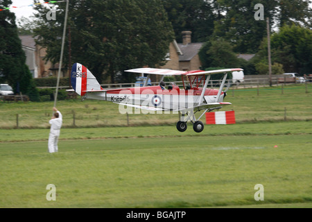 De Havilland DH82 Tiger Moth, deux sportifs et de formation du siège de 1931 biplan. Tous en bois, recouvert de tissu, Gypsy Grand Iengine 130 HP, 93 MPH 300 milles. Construit à Stag Lane Edgeware. G-EBLV est la plus ancienne espèce dans le monde. Maintenant propriété de British Aerospace. Banque D'Images