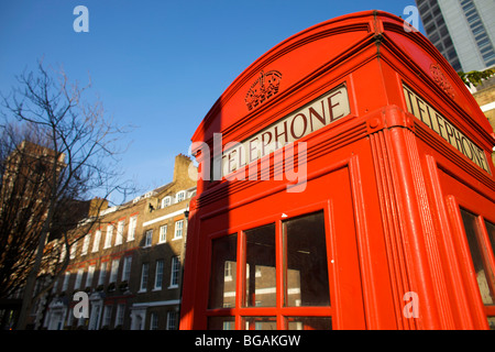 Old fashioned K1 téléphone rouge cases conçue par Sir Gilbert Scott à Londres UK Banque D'Images