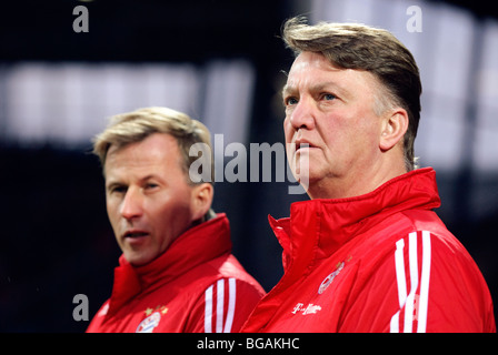 Le manager du FC Bayern Muenchen Luis Van Gaal à droite et l'entraîneur adjoint Andries Jonker Banque D'Images