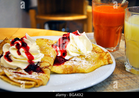 Palatschinken viennois avec de la crème chantilly et sauce aux fraises Banque D'Images