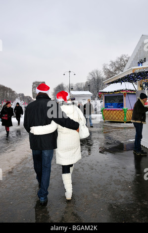 Paris, France, couple à pied, au marché de Noël, AVE. Champs-Elysées, Noël à Paris, vacances d'hiver, derrière Banque D'Images