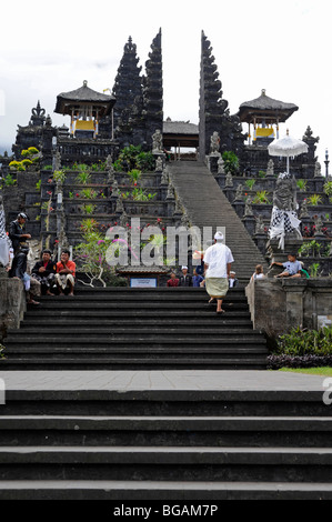 Pura Besakih, haut sur les pentes du Mt. Agung, est le Temple mère de Bali, le temple le plus important complexe sur l'île. Banque D'Images