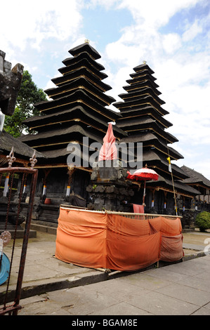 Pura Besakih, haut sur les pentes du Mt. Agung, est le Temple mère de Bali, le temple le plus important complexe sur l'île. Banque D'Images