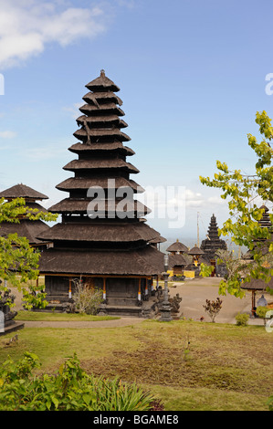 Pura Besakih, haut sur les pentes du Mt. Agung, est le Temple mère de Bali, le temple le plus important complexe sur l'île. Banque D'Images