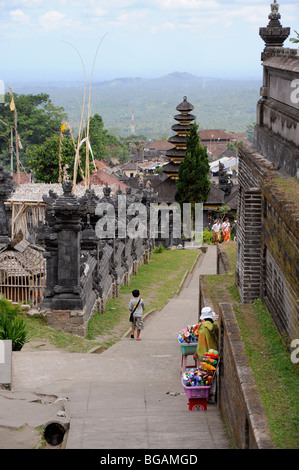 Pura Besakih, haut sur les pentes du Mt. Agung, est le Temple mère de Bali, le temple le plus important complexe sur l'île. Banque D'Images