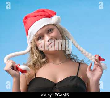Beautiful smiling girl in christmas hat blanc avec des tresses Banque D'Images