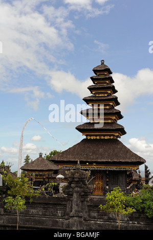 Pura Besakih, haut sur les pentes du Mt. Agung, est le Temple mère de Bali, le temple le plus important complexe sur l'île. Banque D'Images