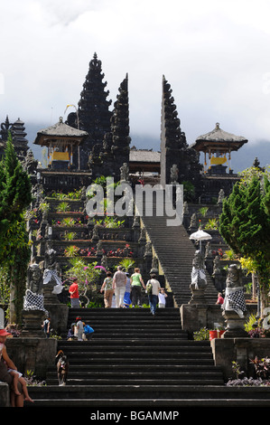 Pura Besakih, haut sur les pentes du Mt. Agung, est le Temple mère de Bali, le temple le plus important complexe sur l'île. Banque D'Images