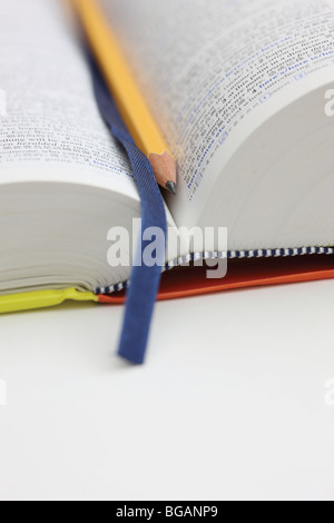 Dictionnaire et crayon Banque D'Images