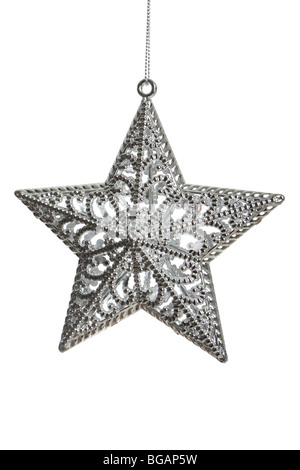 Étoile de cinq d'argent suspendu à une chaîne isolé sur blanc, représente l'étoile de Bethléem Banque D'Images