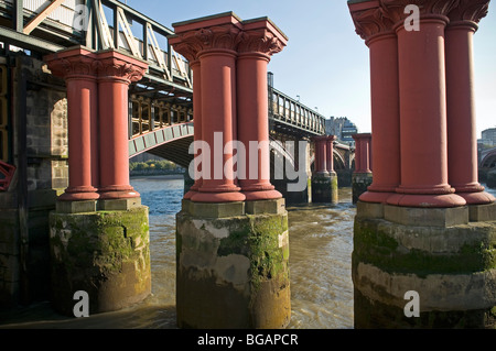 Les piliers du pont Victoria à côté de Blackfriars Railway Bridge, London, UK Banque D'Images