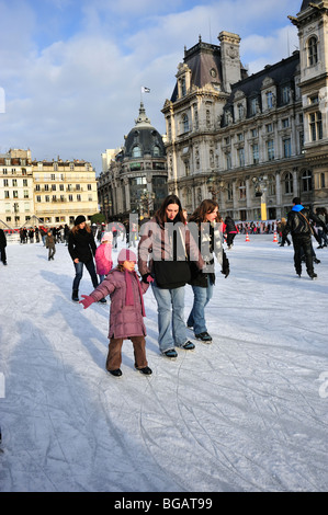 Paris, France, grande foule, Jeune famille française, Sports, enfants, patinoire publique, SCÈNE HIVERNALE à l'avant, patinoire Banque D'Images