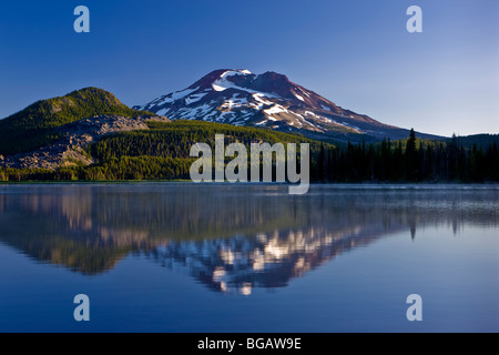 Des étincelles LAKE, Oregon, USA - South Soeur mountain, Cascades, reflété dans le lac Sparks tôt le matin. Banque D'Images