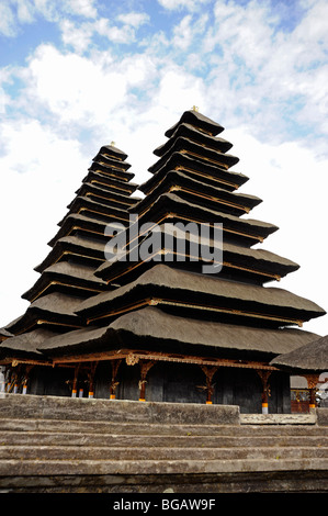 Pura Besakih, haut sur les pentes du Mt. Agung, est le Temple mère de Bali, le temple le plus important complexe sur l'île. Banque D'Images