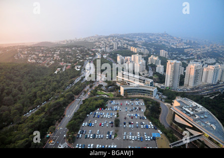 Israël, Haifa, augmentation de la vue de la ville sur le sommet de la montagne du Carmel de l'Eshkol bâtiment à l'Université de Haïfa Banque D'Images