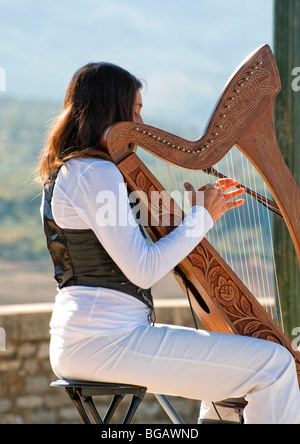 Libre d'une jeune femme jouant de la Harpe sur un petit kiosque dans Ronda Espagne Banque D'Images