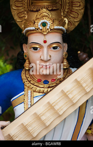 Statue de la Déesse Saraswati indien. Puttaparthi, Andhra Pradesh, Inde Banque D'Images