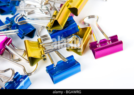 Pile de trombones colorés isolé sur blanc, parfaite pour une utilisation dans les modèles de bureau Banque D'Images