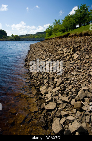 Le littoral de Ladybower Reservoir dans la Haute Vallée de Derwent dans le Peak District, dans le Derbyshire Banque D'Images